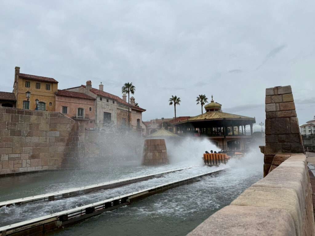 マリーナシティ　急流滑り